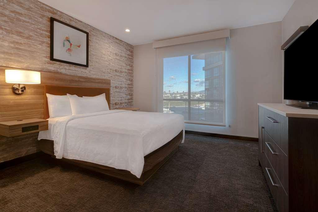 Home2 Suites By Hilton Anaheim Resort Room photo